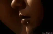 مقيدين ومعصوبي الأعين ومقيدين بجوارب بيضاء.