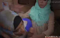 فتاة نردي يعطي اللسان إلى الديك.