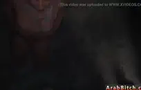 لطيف الأبنوس في سن المراهقة يأخذ الديك الأسود الكبير من الخلف.