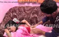 الاستمناء بواسطة دمية جنسية في غرفة النوم.