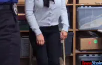 قذرة عاهرة حمراء الشعر جانا تحب إظهار جسدها الساخن من خلال التعري في الخارج ليراها الجميع إنها استعراضية حقيقية تستمتع بالتباهي بمنحنياتها المثيرة في الأماكن العامة، حتى لو كان ذلك يعني عرض بزازها وجملها في الشوارع.