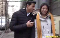 فاتنة الساخنة في بيكيني أحمر يظهر قبالة جسدها.