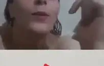 في سن المراهقة يلعب مع كس في الحمام.