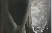 فتاة مراهقة تبلغ من العمر 18 عامًا، تريد فقط ممارسة الجنس على أريكة الصب.