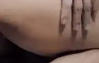 كانت السيدة السمراء مع الصف تتعرض للقصف بعصا اللحم التي يستخدمها رجلها.