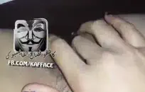 إنه يعبث بهذا العضو التناسلي النسوي القديم.