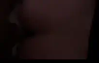 فاتنة شقراء قذرة تمارس الرياضات المائية، فهي تحب أن تتبلل بتيار قوي من البول من عشيقها المثير.