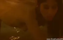 الجدة تضرب الشاب مثل آلة ثقب الصخور على الخرسانة.