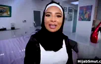 زوجة أعز أصدقائي عاهرة حقيقية.