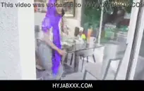 الزوج يصور زوجته وهي تحصل على هزة الجماع الحقيقية مع شخص غريب في غرفة الفندق.