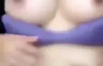 فاتنة لاتينا قرنية يحصل على كل الرطب في الحمام.