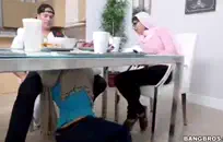 زوجتي تمص قضيبي في سيارتها في الشارع