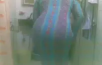 تظهر امرأة سمراء في سن المراهقة قبالة جسدها.