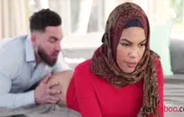 الفتاة اللطيفة يجب أن تتبول في الخارج بدون سراويل داخلية أو ملابس داخلية.