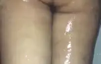 لطيف فتاة في سن المراهقة يلعب مع كس حتى انها cums.