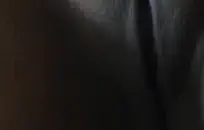 شقراء الساخنة تمتص قضيبه أمام صديقه في السرير.