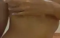 غنيمة كبيرة في سن المراهقة ليندا لونا يلعب مع بوسها.