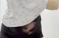 حدب الحائط سخيف السرير.