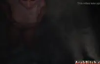 زوجان ناضجان في غرفة خلع الملابس العامة.