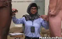 غنيمة بيضاء سميكة يعطي اللسان قذرة.