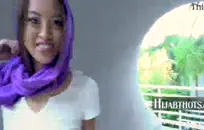 فتاة في سن المراهقة تظهر قدمها وأصابع قدمها مثير.