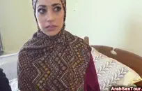 فاتنة مفلس اللعب مع كبير الثدي وجمل.