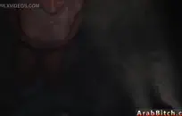 ذكر منفرد يستمني في الحديقة بنفسه.