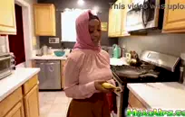 صبي بورتوريكي يلعب مع قضيبه.