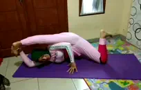 فاتنة عاطفي بعيون جميلة استغل من قبل ديك شاب.