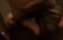 شاب بالغ يمتد على السرير وأقدامه مرفوعة، كس مفتوح على مصراعيه للعمل.