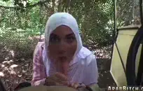 مثير في سن المراهقة اللعب مع نفسها على الأريكة.