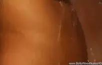 عاهرة عاهرة مع جسد ساخن في المنتزه تعرض بنطالها الجينز الضيق والجزء العلوي الخشن ، تلعق شفتيها وتلعب مع نفسها بينما تغازل كل رجل يمشي.