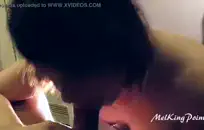 إنه يحشر قضيبه في مهبلها الضيق، ويدفع نفسه إلى الداخل بدفعات قوية حتى يصبح في أعماقها.