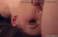 اللياقة البدنية فتاة يحصل على الحمار القبضة ومارس الجنس مع قضيب جلدي.