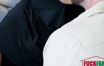 فتاة في سن المراهقة مع ضخمة الثدي يحصل مارس الجنس من قبل أبي.