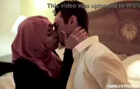 منفردا فتاة الشعر الأسود مع كبير الثدي وجمل ضيق.